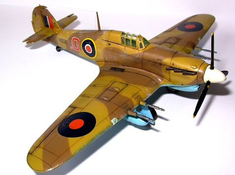 Plastikowy model samolotu Hawker Hurricane Mk. IIC + podkład + farbki + lakier bezbarwny + Wash do imitacji zabrudzeń Plastikowy model samolotu Hawker Hurricane Mk. IIC + podkład + farbki + lakier bezbarwny + Wash do imitacji zabrudzeń