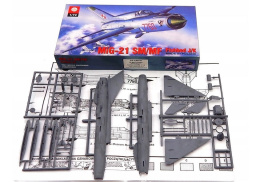 Zestaw 2 modeli samolotów MiG-21 oraz SU-22 + podkład, farbki, pędzelki, klej + ........