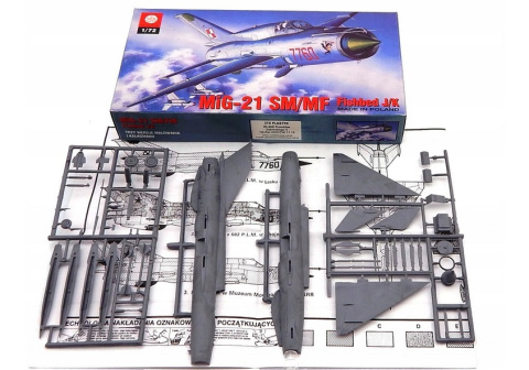 Zestaw 2 modeli samolotów MiG-21 oraz SU-22 + podkład, farbki, pędzelki, klej + ........ Zestaw 2 modeli samolotów MiG-21 oraz SU-22 + podkład, farbki, pędzelki, klej + ........