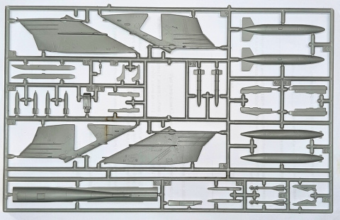 Zestaw 2 modeli samolotów MiG-21 oraz SU-22 + podkład, farbki, pędzelki, klej + ........ Zestaw 2 modeli samolotów MiG-21 oraz SU-22 + podkład, farbki, pędzelki, klej + ........