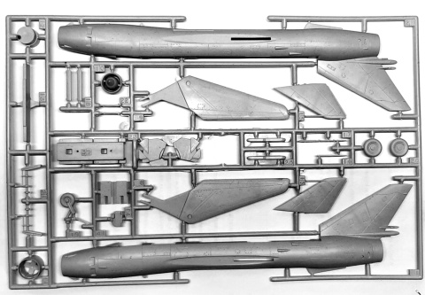 Zestaw 2 modeli samolotów MiG-21 oraz SU-22 + podkład, farbki, pędzelki, klej + ........ Zestaw 2 modeli samolotów MiG-21 oraz SU-22 + podkład, farbki, pędzelki, klej + ........