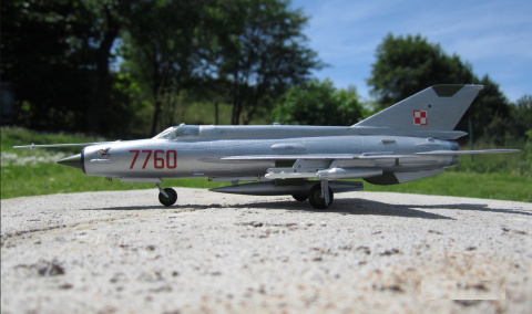 Zestaw 2 modeli samolotów MiG-21 oraz SU-22 + podkład, farbki, pędzelki, klej + ........ Zestaw 2 modeli samolotów MiG-21 oraz SU-22 + podkład, farbki, pędzelki, klej + ........