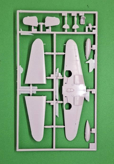 Model samolotu Messerschmitt 109 G-10 Zestaw:farbki, klej, pędzelki, lakier Model samolotu Messerschmitt 109 G-10 Zestaw:farbki, klej, pędzelki, lakier
