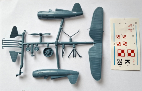 MODEL samolotu do sklejania PZL P-11c Zestaw: podkład, farby modelarskie, lakier, klej, pędzelki, taśma modelarska MODEL samolotu do sklejania PZL P-11c Zestaw: podkład, farby modelarskie, lakier, klej, pędzelki, taśma modelarska