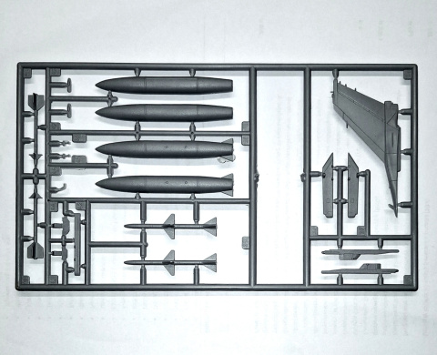 MODEL plastikowy samolot do sklejania F-16 Jastrząb, polska wersja +mata modelarska, klej, podkład, farba, ZESTAW NA START... MODEL plastikowy samolot do sklejania F-16 Jastrząb, polska wersja +mata modelarska, klej, podkład, farba, ZESTAW NA START...