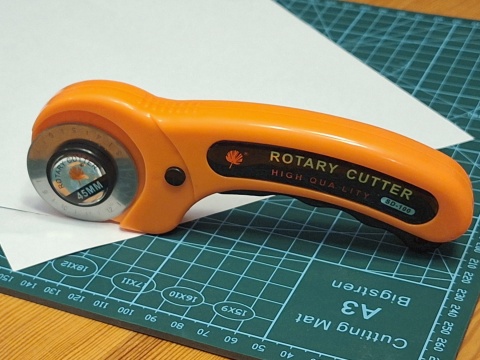 Nożyk krążkowy krawiecki, nóż z ostrzem krążkowym 45mm Nożyk krążkowy krawiecki, nóż z ostrzem krążkowym 45mm
