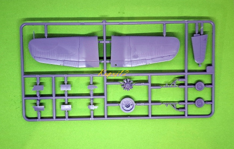 MODEL plastikowego samolotu do sklejania Corsair F4U-1D, podkład, farby akrylowe matowe do modeli, podkład do farb akrylowych.. MODEL plastikowego samolotu do sklejania Corsair F4U-1D, podkład, farby akrylowe matowe do modeli, podkład do farb akrylowych..