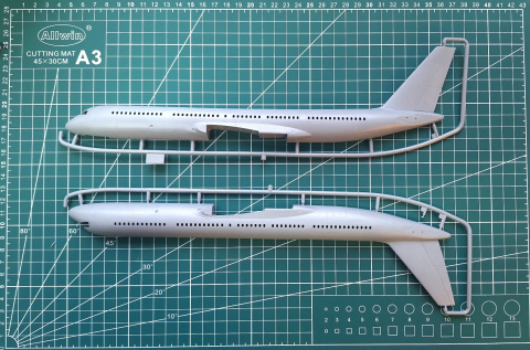 PLASTIKOWY model do sklejania samolot pasażerski Tu-204-100 w skali 1:144, oraz klej, zestaw farb do jego wykończenia..... PLASTIKOWY model do sklejania samolot pasażerski Tu-204-100 w skali 1:144, oraz klej, zestaw farb do jego wykończenia.....