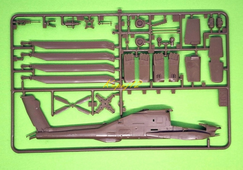 AH-64A APACHE Amerykański szturmowy śmigłowiec Model do sklejania+Mata,farby, lakier, klej, pędzle, narzędzia AH-64A APACHE Amerykański szturmowy śmigłowiec Model do sklejania+Mata,farby, lakier, klej, pędzle, narzędzia