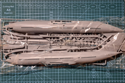 DUŻY plastikowy model do sklejania samolotu pasażerskiego Ił-86 + klej, 3 pędzle, farby.... DUŻY plastikowy model do sklejania samolotu pasażerskiego Ił-86 + klej, 3 pędzle, farby....