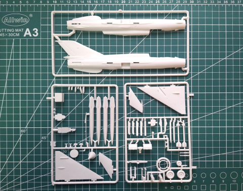 MODEL samolotu do sklejania Mig-21 Wietnam + mata modelarska A3, klej, podkład, farby, lakier, 3 pędzelki.... MODEL samolotu do sklejania Mig-21 Wietnam + mata modelarska A3, klej, podkład, farby, lakier, 3 pędzelki....