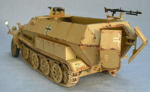 NIEMIECKI transporter opancerzony Hanomag Sdk.Fz.251 + mata A3 +3 pędzle, klej, farby, podkład, lakier, skala 1:35 NIEMIECKI transporter opancerzony Hanomag Sdk.Fz.251 + mata A3 +3 pędzle, klej, farby, podkład, lakier, skala 1:35