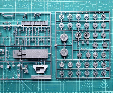 NIEMIECKI transporter opancerzony Hanomag Sdk.Fz.251 + mata A3 +3 pędzle, klej, farby, podkład, lakier, skala 1:35 NIEMIECKI transporter opancerzony Hanomag Sdk.Fz.251 + mata A3 +3 pędzle, klej, farby, podkład, lakier, skala 1:35