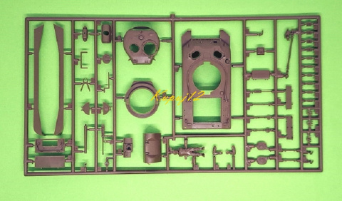 SHERMAN M4A1 Amerykański czołg Plastikowy model Podkład, farby, klej pędzle SHERMAN M4A1 Amerykański czołg Plastikowy model Podkład, farby, klej pędzle