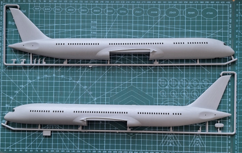 BOEING 787-9 DREAMLINER duży plastikowy model do sklejania samolotu pasażerskiego + klej, farby, pędzle.. BOEING 787-9 DREAMLINER duży plastikowy model do sklejania samolotu pasażerskiego + klej, farby, pędzle..