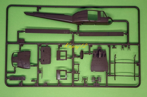 MODEL śmigłowca Bell UH-1B Huey+ podkład, farby, lakier, wash MODEL śmigłowca Bell UH-1B Huey+ podkład, farby, lakier, wash