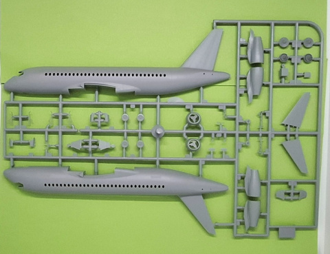 SUPERJET 100 duży plastikowy model do sklejania samolotu pasażerskiego + farby.... SUPERJET 100 duży plastikowy model do sklejania samolotu pasażerskiego + farby....
