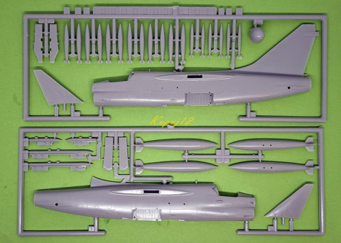 MODEL samolot do sklejania F-8E CRUSADER + podkład, farby,klej, farby MODEL samolot do sklejania F-8E CRUSADER + podkład, farby,klej, farby