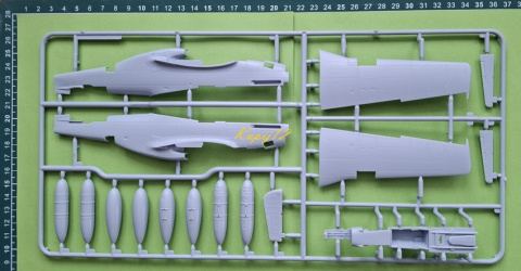 MODEL samopotu North American P-51D Mustang 1:48 + podkład, lakier, farby MODEL samopotu North American P-51D Mustang 1:48 + podkład, lakier, farby