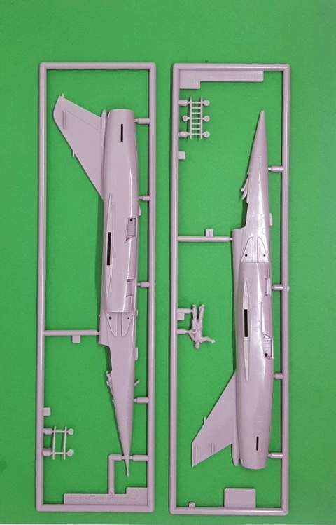 MODEL samolotu do sklejania MIRAGE F.1C + farby, lakier MODEL samolotu do sklejania MIRAGE F.1C + farby, lakier